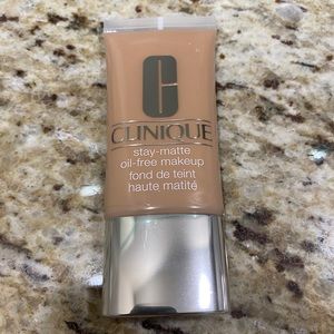 Clinique Stay Matte Foundation